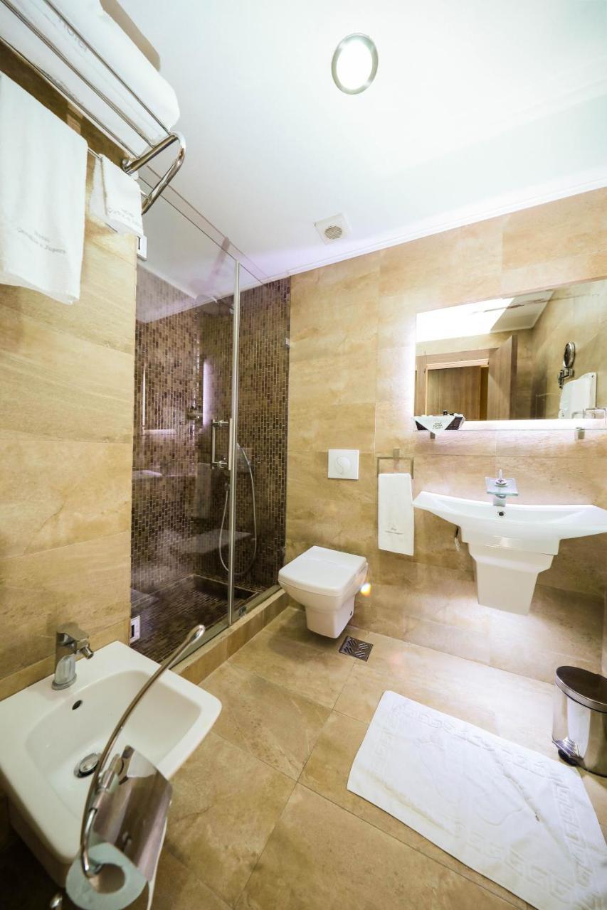 Hotel Carshia E Jupave Gjakova Екстер'єр фото